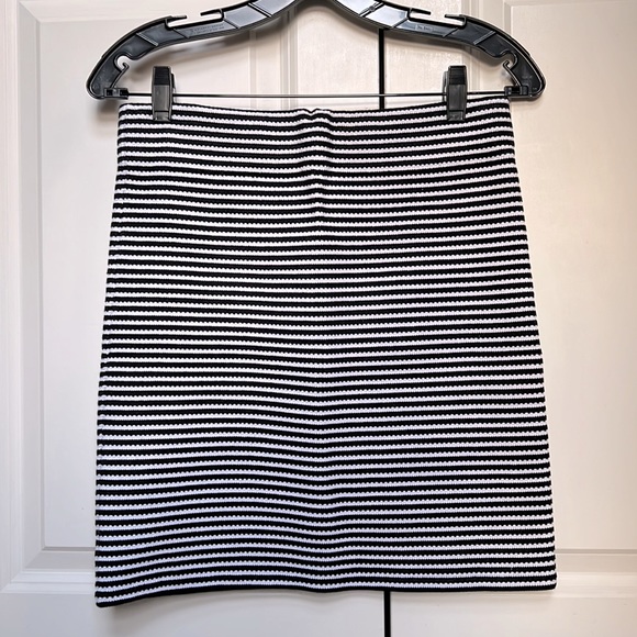 Theory Black and White Skirt - Picture 6 of 6